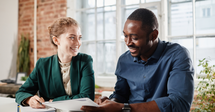 Collègues qui discutent